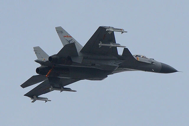 戦闘攻撃機Ｊ－１５Ｔ（２６機）＆電子作戦機Ｊ－１５Ｄ（３、４機）。「Ｔ」は第４．５世代多用途戦闘攻撃機。その電子戦型で、敵レーダーを無力化できる「Ｄ」は空自にとって大きな脅威だ