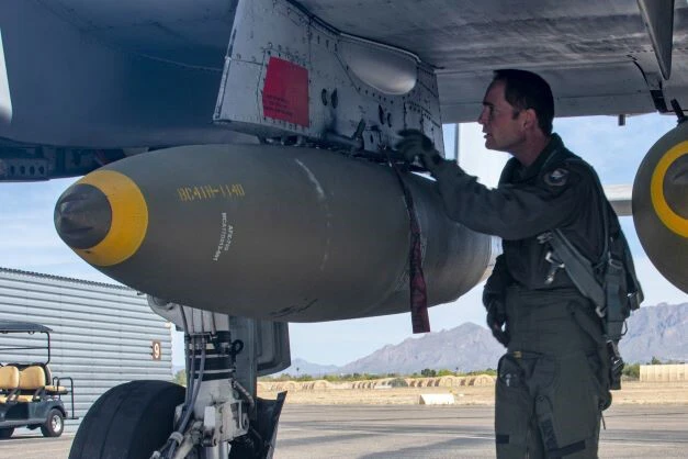 「搭載する爆弾は破壊力の大きい2000ポンド爆弾だと予測されます」(杉山空将補)