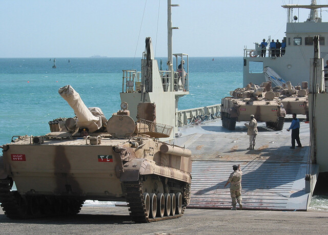 UAE海軍揚陸艦から、ロシア軍製装甲兵員戦闘車BMP3 を揚陸させている様子。露海軍は、このように大型揚陸艦３隻で戦車60両、兵員1200名をマリウポリ海浜地区に揚陸しようとしていた