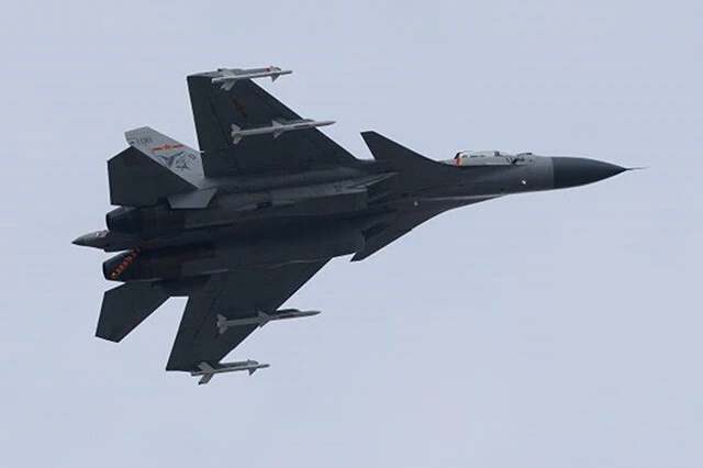 中国空母からＪ１５戦闘機がミサイル４発を搭載して発艦。しかし、両中国空母から発艦したＪ１５は米海軍戦闘機に全機撃墜される