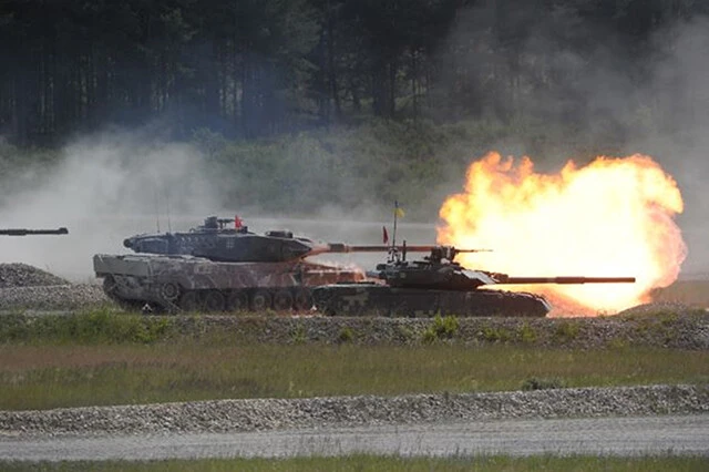 ドイツ軍機甲部隊戦車がＮＡＴＯ軍機甲部隊として戦闘加入するような事態となれば、戦線が拡大する可能性がある。手前はウクライナ陸軍戦車Ｔ８０