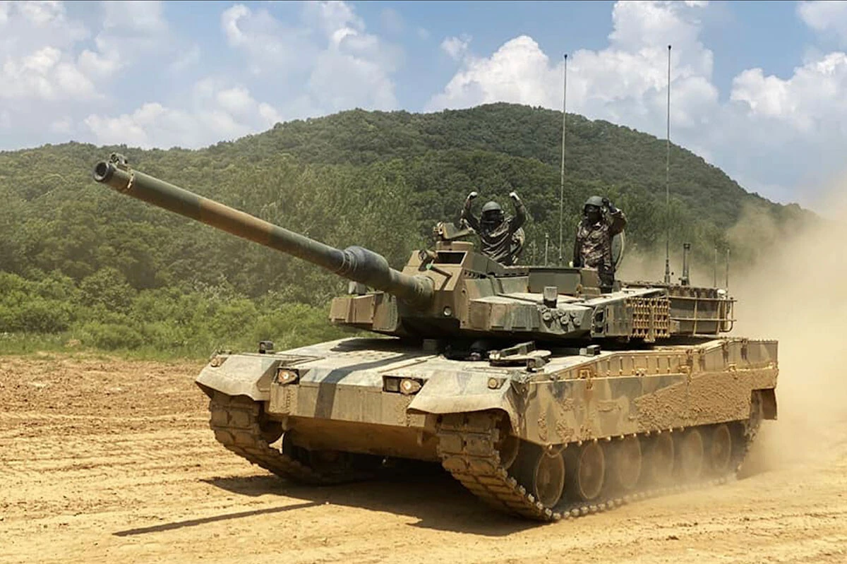 【コスパ最強で抜群の汎用性！　各国から高評価を連発するＫ２戦車】２０１４年から韓国軍が使用する主力戦車。開発当初は自国開発のパワーパックや駆動系のトラブルが連発したが、それらをドイツ製に交換することで信頼性が大幅向上。現在では自国製のパワーパックも安定した性能を発揮できるようになった。主砲のアップデート、さらにドローンや他国製の兵器の搭載などを容易に行なえる汎用性の高さが魅力。各国戦車の５分の１程度の１両約８０００万円前後という価格も、大きなセールスポイントとなっている