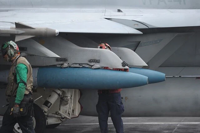 JDAM爆弾を戦闘機の翼下に搭載する。写真はMk84訓練弾