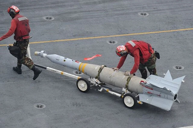 写真はGBU-24で、レーザー誘導装置ペイブウェイ付けた2000ポンド爆弾。しかし、これは標的にずっとレーザーを照射しないと精密誘導にはならなかった