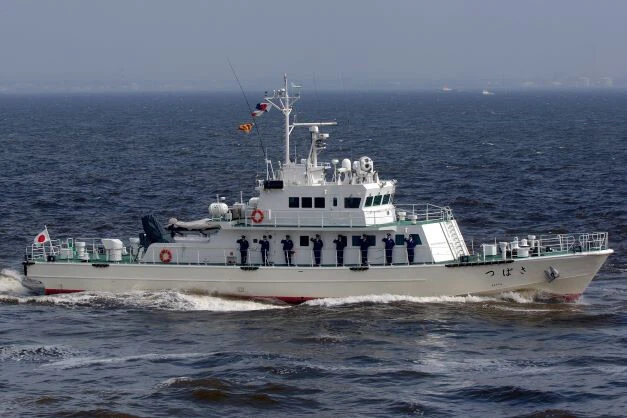 その正体は元・横浜税関監視艇「つばさ」。写真は2006年の海上保安庁観閲式で受閲するシーン