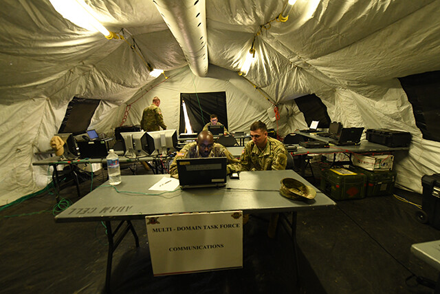 天幕内の指揮所。ここで、敵艦隊座標を入力する