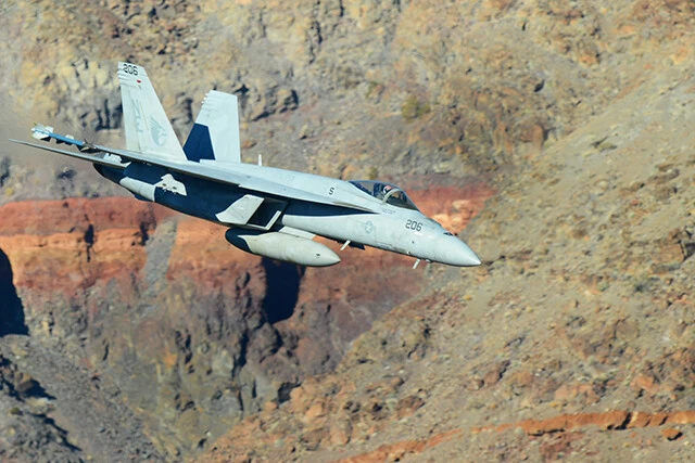 Ｆ/Ａ-１８Ｅは、戦闘機Fでありながら、攻撃機Aの任務も。超低空で谷間を飛び、目標を爆撃する任務もある（撮影／柿谷哲也）