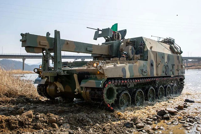 Ｋ９自走砲とセット販売されることの多いＫ１０装甲弾薬補給車。今後、より大口径化する戦車や自走砲の砲弾の運搬、装填を全自動で行なえる韓国独自の兵器として大ヒット