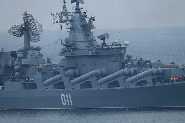 対艦ミサイルは、レーダーマストの後ろの四角い排煙煙突部分に命中したと推測される。その脇には各種ミサイルが搭載されており、それが誘爆、多くの幹部将校が倒れた可能性がある（写真はモスクワと同型艦）