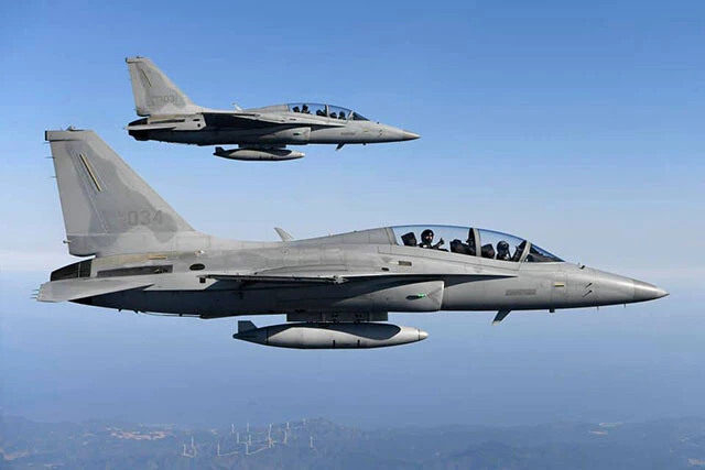 【アメリカメーカーの技術を導入した小型戦闘攻撃機ＦＡ－５０】アメリカのロッキード・マーティン社の技術協力を得て開発したＴ－５０練習機。それを戦闘攻撃機に改修した機体となるのがＦＡ－５０だ。各種空対空、空対地ミサイルを装備できるのが特徴。世界的ベストセラー、アメリカのＦ－１６戦闘機をベースにした操縦、兵装、整備システムが採用され、Ｆ－１６を扱ったことのある国が導入しやすいのがポイント。韓国空軍のアクロバットチーム、ブラックイーグルスにも採用されている