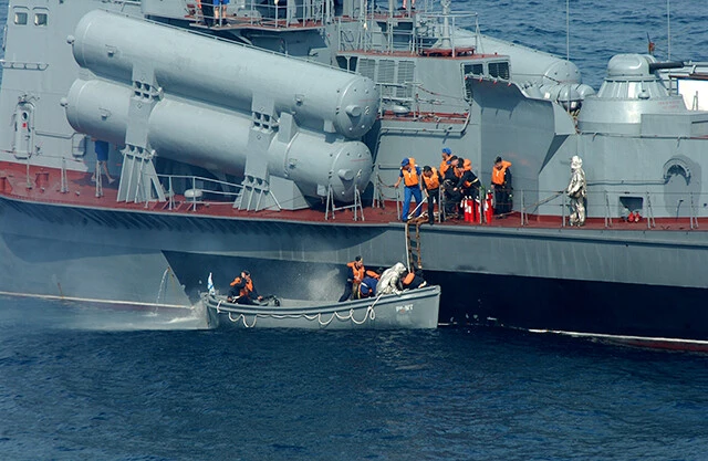艦の消化訓練をする露ミサイルコルベット艦。銀色の耐火服に身を包んだ乗員の姿もあるが、用意された消火器は搭載ミサイルと比べて、とても小さく見える