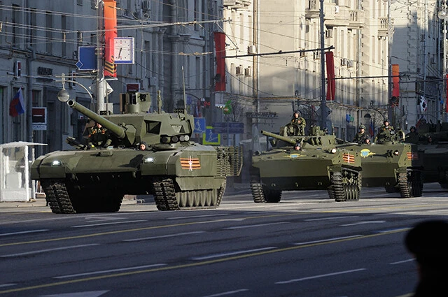 先頭よりロシア軍機甲部隊Ｔ１４アルマータ戦車、ＢＭＤ－４Ｍ空挺戦闘車、ＢＴＲ－ＭＤ空挺兵員輸送車（写真／柿谷哲也）