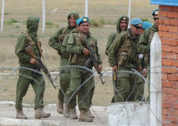 写真はタジキスタン軍兵士。そこの治安当局が9月14日にキルギスの治安当局者と銃撃戦になり、41名が戦死した