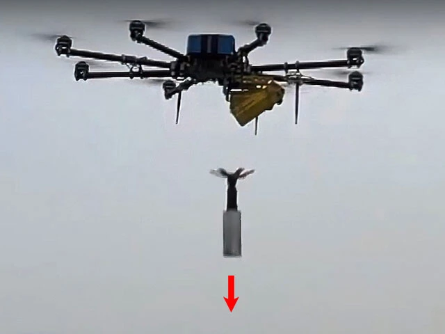 命中率が大幅ＵＰ、手榴弾用フィン。フィンの効果により、３００ｍ上空から落としても、直径１ｍの的を外さないという。３００ｍ上空を飛ぶドローンは地上からは目でとらえることも、音で察知することも不可能