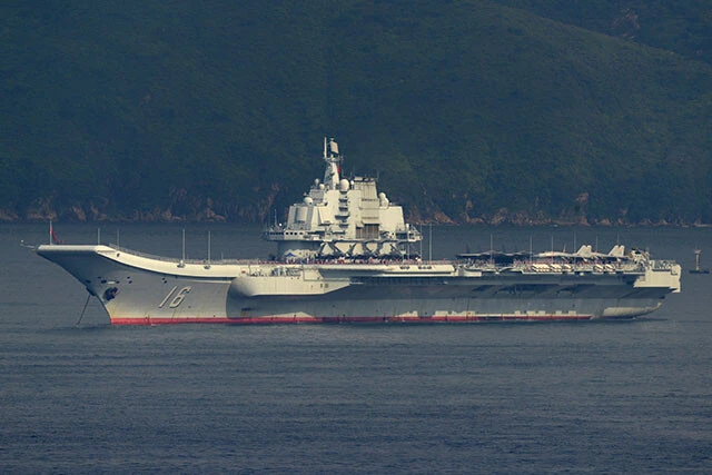 ００１型空母「遼寧」。２０１２年就役。満載排水量約６万トン。すでに艦隊を伴って日本の宮古海峡を通過し、西太平洋で発着艦などの訓練を行なう能力を獲得