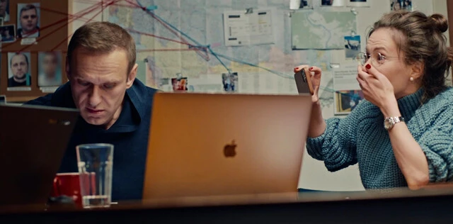 ナワリヌイ氏がネット調査報道集団「ベリングキャット」と組んで毒殺未遂の真犯人を追いつめるシーンは、この映画のハイライトだ