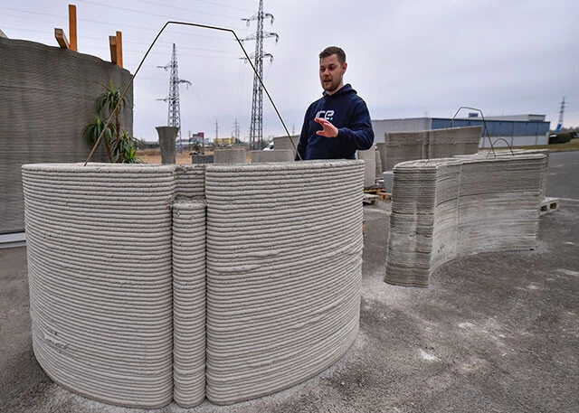 ３Ｄプリンターの中には樹脂ではなく金属やコンクリートで成形するものも。チェコの企業は建設用３Ｄプリンターでウクライナのためにコンクリートの防護壁を作った。このプリンターは寄贈され、戦争終結後には住宅などの建設に使われる予定だ