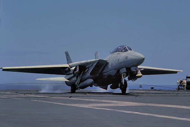 フェニックス長距離ミサイルを機体左側に付けた、米海軍空母艦載機Ｆ-１４Ａトムキャット（撮影／柿谷哲也）