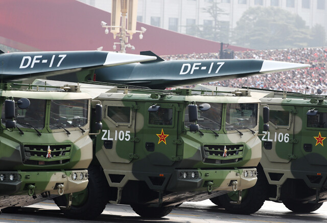中国はすでにマッハ５～１０の極超音速滑空ミサイルＤＦ－１７を配備済みとされる。２０１９年の軍事パレードで初披露され、「空母キラー」とも呼ばれる