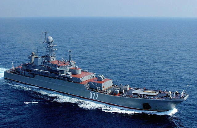 ロブチャ級大型揚陸艦ペレスヴェト。爆発被害を受けながら逃げているのはこの型。 爆発撃沈されたのは、ひとつ前のアリゲーター級オルスク。戦車20両、海軍歩兵400名が直接上陸可能