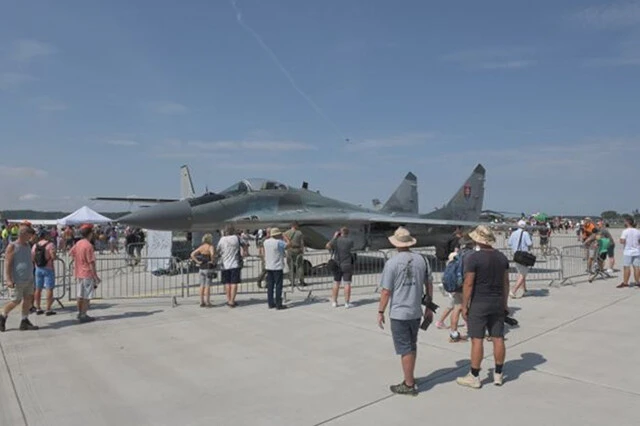 地上展示のスロバキア空軍・複座型ミグ29。航空祭は盛り上がり、隣国で凄まじい戦争している雰囲気は微塵も無く、皆、楽しんでいた