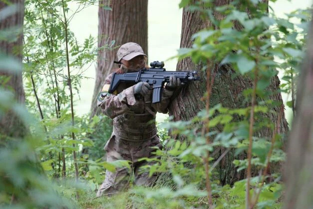 サバゲ―戦闘中のCAT11　比嘉セリーナ。6mmBB弾はプラスチック製なので鉄製ヘルメットはいらない