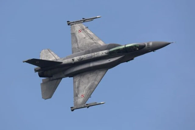 スロバキアに１年後、米国からＦ１６Ｖが来るまで、防空は写真のポーランド空軍Ｆ１６とチェコ空軍が担当する。三カ国ともＮＡＴＯに加盟している