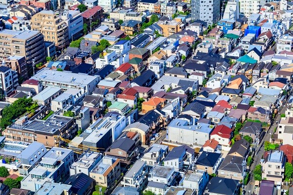 都内ではメガソーラーのような大規模な発電施設を造ることは難しい。そこで東京都が着目したのが住宅の「屋根」だ。写真／ピクスタ