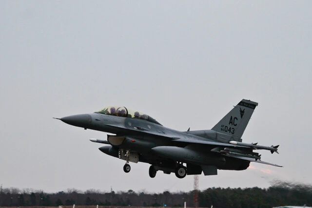 欧米が戦闘機を供与する場合の候補のひとつがF-16(写真/米空軍)