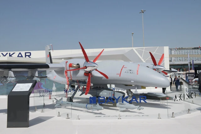 トルコ製の無人攻撃機バイラクタル・アキンジ。ウクライナ軍が実戦投入しているTB2よりもボディが長く、スピードも速い