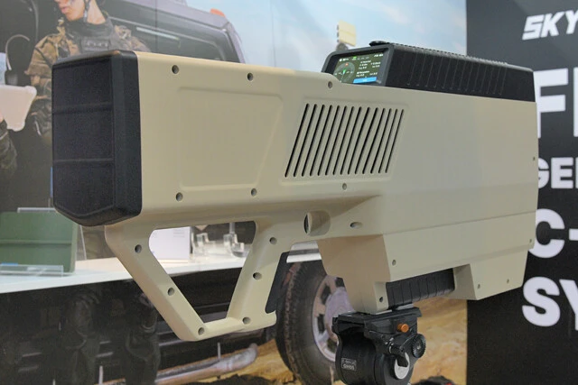 中国メーカーが出展した対ドローン用の電波妨害銃(アンタイドローンガン)。ドローンを無力化するまでの照射時間が短い