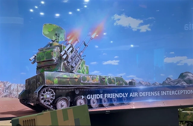 レーダーで探知したドローンに向かって弾幕を張り撃墜する対ドローン車両のイメージ図。編隊で行動するドローンにも有効な手段だ