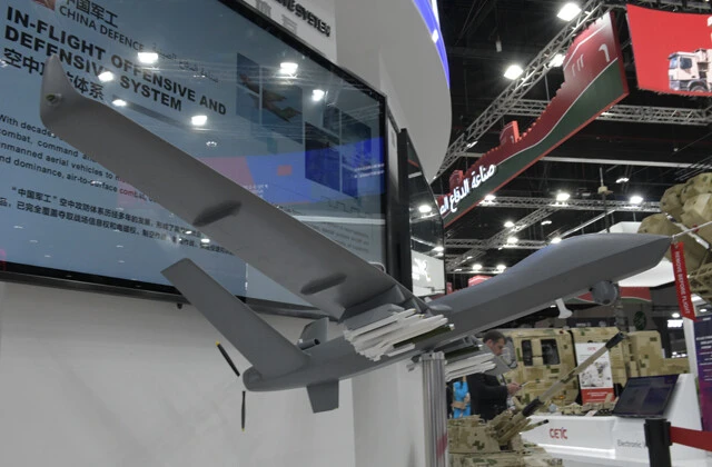 多数のヒートミサイルを翼下に搭載できる大型無人機。ロイヤルウイングマン(有人戦闘機とコンビを組む無人機)として運用されそうだ