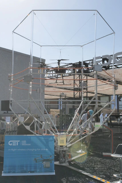 小型ドローン用の非接触充電装置。着陸させて充電やバッテリー交換をするよりも柔軟な運用が可能になる