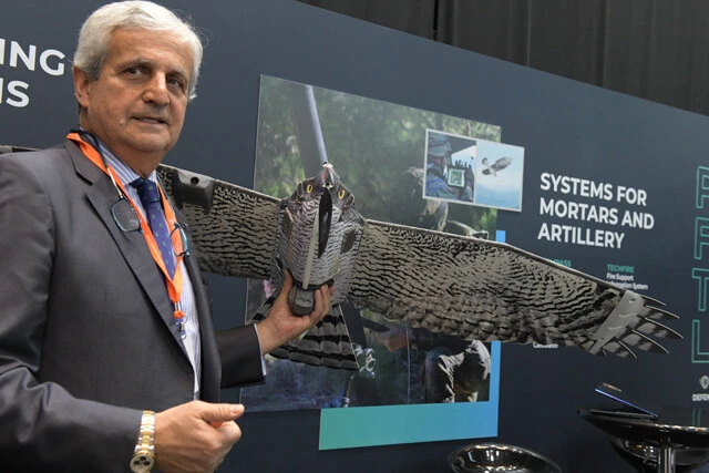 スペインのメーカーが出展していた鳥型ドローン。遠目からは大型の猛禽類にしか見えず、高性能カメラを搭載すれば偵察任務に最適