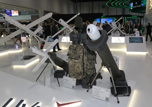 イスラエルのメーカーが出展した重さ18㎏の歩兵携行式自爆ドローン発射ランチャー。スイッチブレードより破壊力は大きく、射程は60㎞