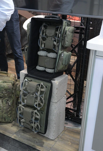 ベルギーのメーカーが出展した小型ドローン3機、無人車両1台を収納できる背?。まさに戦場の無人化革命!