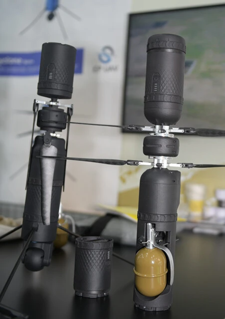 中国メーカー製の手榴弾投擲ドローン。同様のドローンはウクライナ軍、ロシア軍双方がすでに実戦投入済み