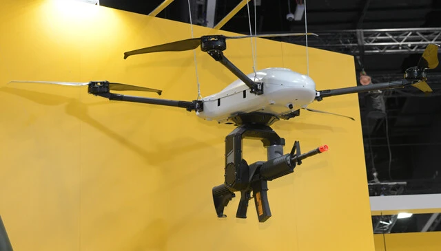 ルーマニアのメーカーが出展した軍用小銃搭載ドローン。敵陣地制圧の最終段階において掃討作戦に投入できる