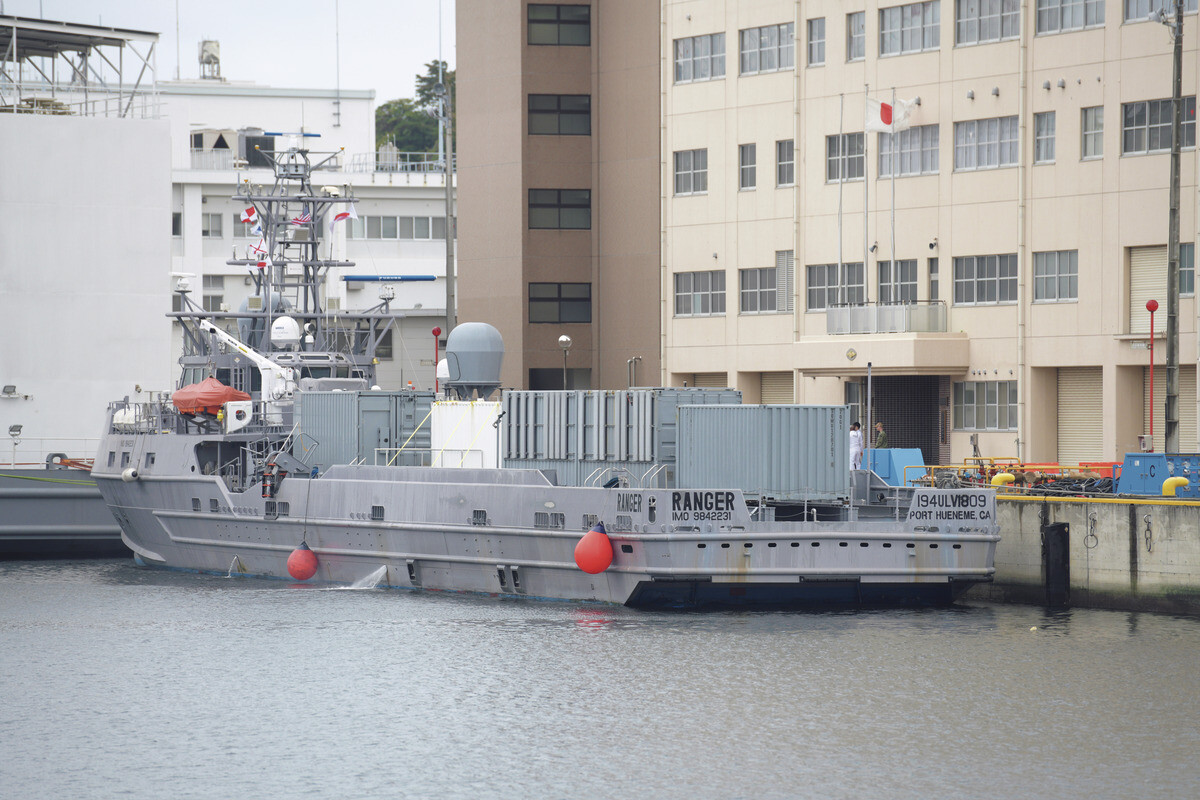 米海軍横須賀基地の一角に停泊していた無人艦「レンジャー」。全長59m、排水量670トン、最高時速70キロ。艦体は民間船をベースにしている