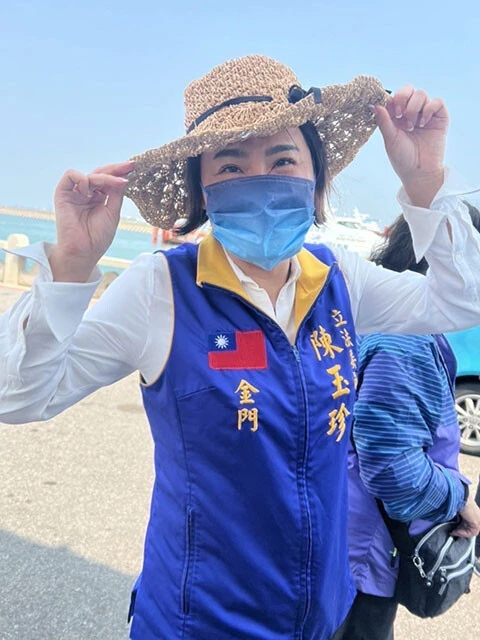 金門県選出の立法委員（国会議員）の陳玉珍氏。台湾の議員はよくこのベストを着ている。写真は本人のフェイスブックより