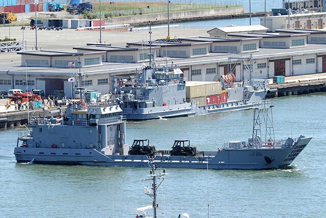 港湾の岸壁が破壊された場合、この写真のようにLCU等に車両をビーチに揚陸させる