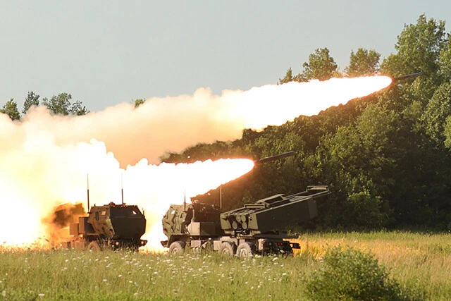 英独の戦車が来るまで、最前線で射程150kmのハイマースと無人ドローンを駆使して戦うしかウクライナ軍には手はない。さらには供与されないF16戦闘機のカバーも必要。ロシア軍の猛攻を防ぎきれるのか...(写真:アメリカ国防省)