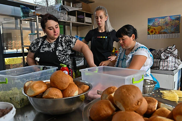 FuMi Caffeのスタッフは一日5人の交代制で計10人体制。開店3時間前の朝9時から食材の仕分けなど準備を行なう