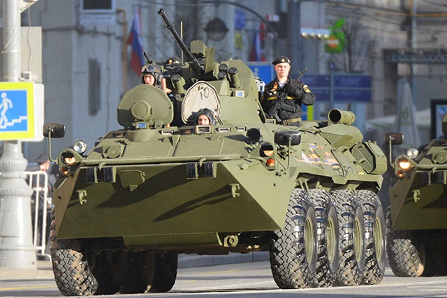 さらに装甲車両を持ち、約700名のロシア軍兵士を空港に急展開可能(写真の車両はBTR80。写真:柿谷哲也)