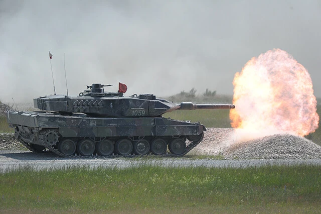 ポーランドからはすでにレオパルト戦車は到着している。「自衛隊では戦車4両の小隊長を作るのに1年以上かかり、戦車10両を運用するのに6年、30両を運用できる大隊長といえばもう30代後半です。なぜ年数がかかるかと言うと、航空機、歩兵、砲兵、工兵、防空部隊との連携、兵隊運用、情報ネットワークへの対応など、総合的な運用を理解した指揮官、幕僚、兵士が戦車部隊を集中的に運用することによって、圧倒的な戦車の破壊力が生まれるからです」(二見元陸将補) 。写真は多国間訓練中のポーランド陸軍レオパルド2A5（写真：柿谷哲也）