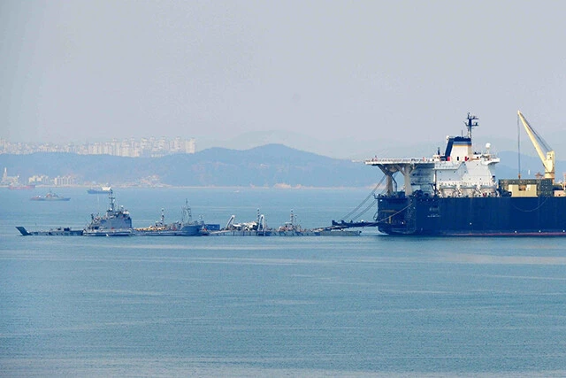 浮桟橋を事前集積船の船尾や舷側に接続し、戦車などの車両と物資を浮桟橋経由でLCU2000型揚陸艇などに載せる