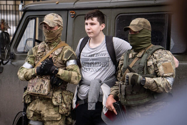 ロストフでは多くの市民がワグネル兵と記念撮影をするなど、プリゴジン人気の高さと軍(あるいはプーチン政権)への根強い不満も明らかに