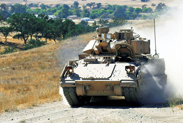M2ブラッドレー「歩兵を運搬する車両で、エイブラムス戦車に随伴して行動することを目的として開発されました。完全装備の歩兵が最大7名乗車できる、「戦場のタクシー」です」（照井氏）