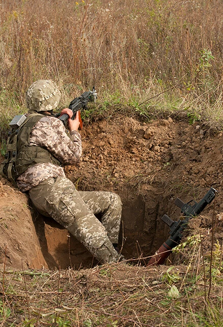 渡河した草地にはワグネル兵が隠れやすい蛸壺が掘られている。しかしこれはウ軍の罠。蛸壺の底にはIED化した対戦車地雷が埋められている（写真：米国防省）